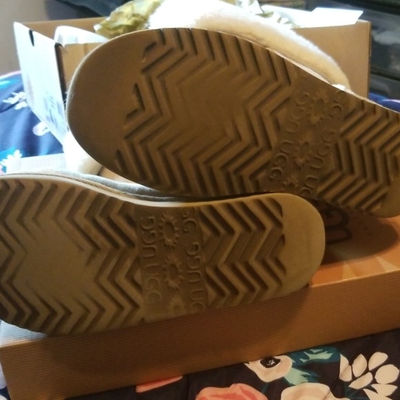 Cream Uggs - Picture 2 of 4